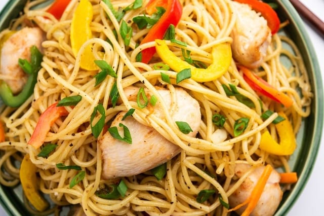 Hakka Chicken Noodles.